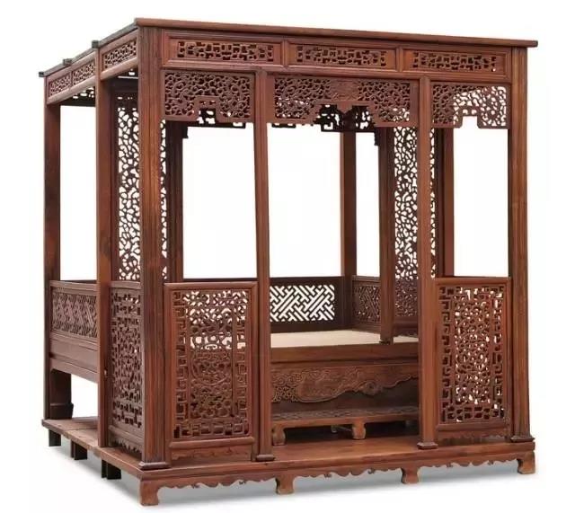 清中期 櫸木雕龍拔步床