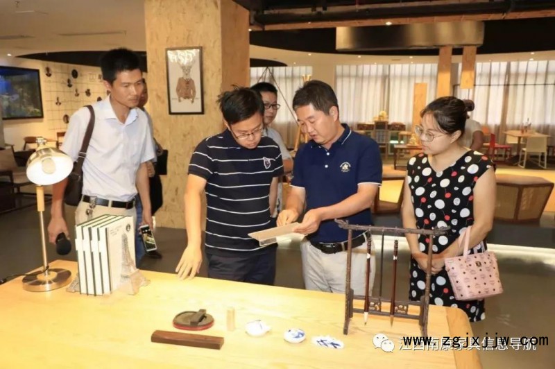 記者們?nèi)チ四睦锊稍L？