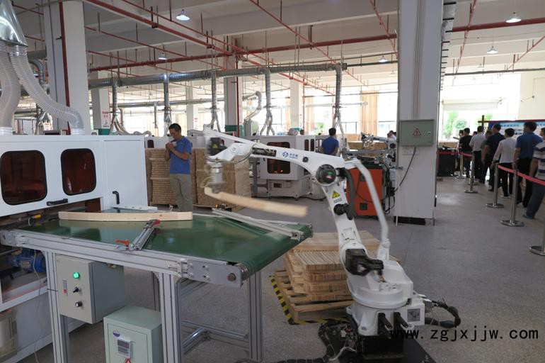 機(jī)器人正在碼放實(shí)木座椅構(gòu)件