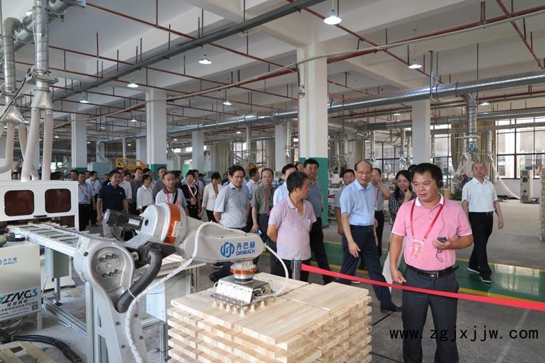 全省工業(yè)強(qiáng)省推進(jìn)大會(huì)與會(huì)人員參觀雅思智能車間