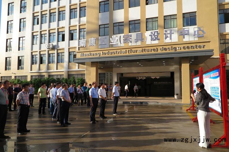 南康縣干部向與會(huì)人員介紹南康家具產(chǎn)業(yè)情況