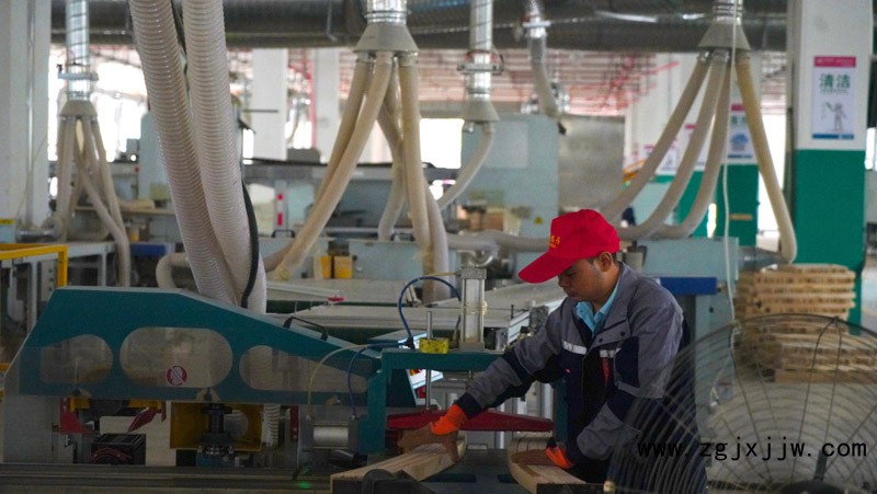 工作人員在南康區(qū)產(chǎn)業(yè)園內(nèi)加工木料