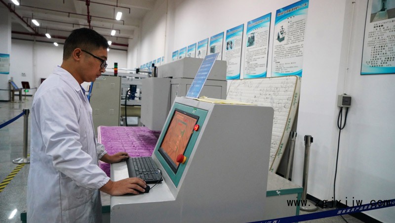 工作人員在南康區(qū)產(chǎn)業(yè)園內(nèi)檢測(cè)產(chǎn)品質(zhì)量