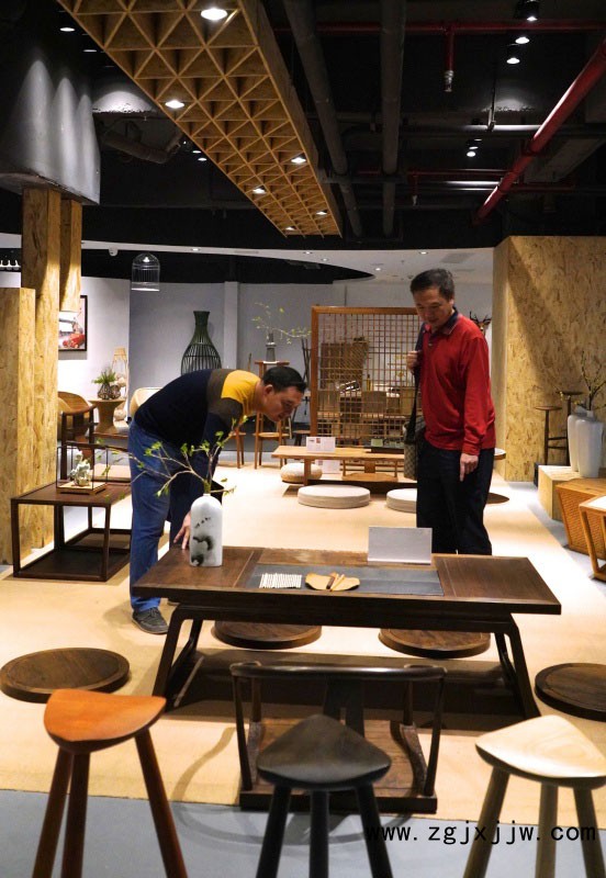 消費(fèi)者在南康區(qū)產(chǎn)業(yè)園內(nèi)的展廳參觀