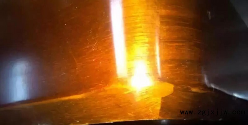 邊角位置兩邊木紋不同，且為有覆蓋