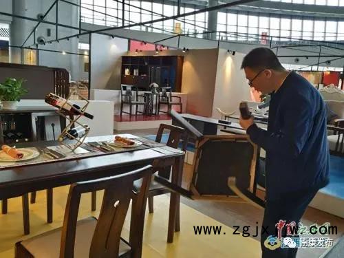 市民在參觀體驗(yàn)(來源:中國(guó)江西網(wǎng))