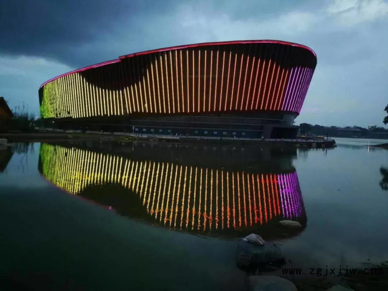 外觀如巨型座頭鯨的家居會展中心夜景