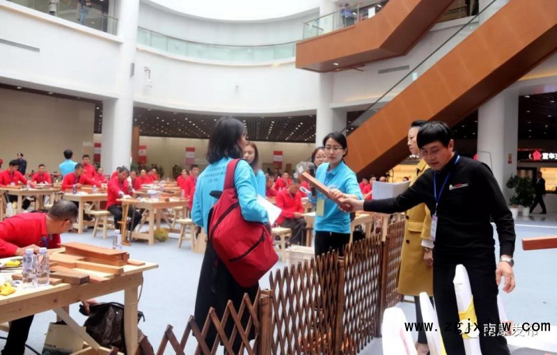 工作人員給選手們分發替換后的材料