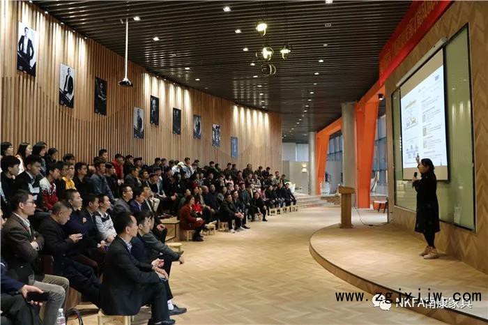 劉曉紅博士分析了當(dāng)下家具產(chǎn)業(yè)的發(fā)展形勢(shì)和家具企業(yè)尤其是南康家具企業(yè)面臨的發(fā)展困境