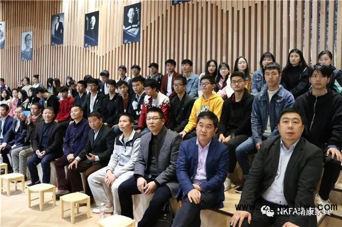 南康家具企業(yè)代表認(rèn)真聽(tīng)取了劉曉紅博士的授課