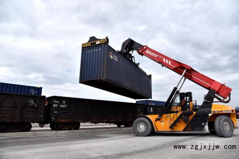 贛州港內，吊機正在將裝滿家具的集裝箱吊入&ldquo;家具專列