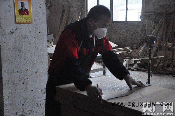 吳中有在扶貧車間工作