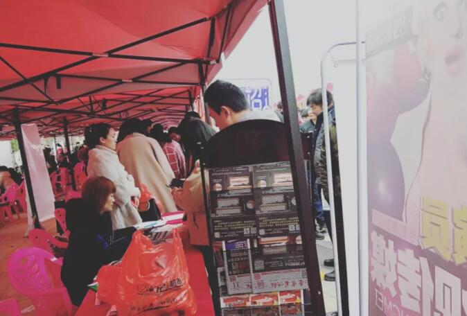 南康2019年春季就業(yè)招聘大會(huì)在家居小鎮(zhèn)開(kāi)幕現(xiàn)場(chǎng)4