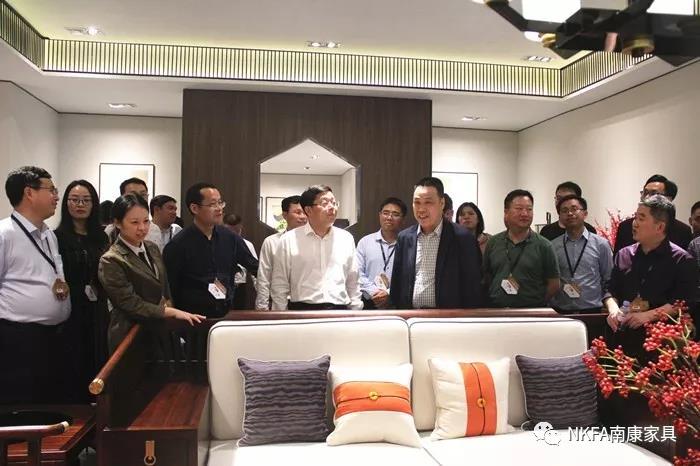 徐兵書(shū)記在展會(huì)現(xiàn)場(chǎng)