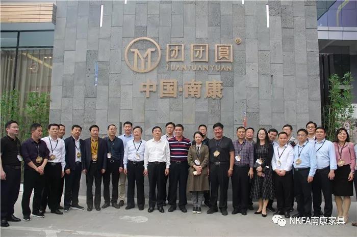考察團(tuán)領(lǐng)導(dǎo)、名家具展主辦方領(lǐng)導(dǎo)與南康參展企業(yè)代表合影
