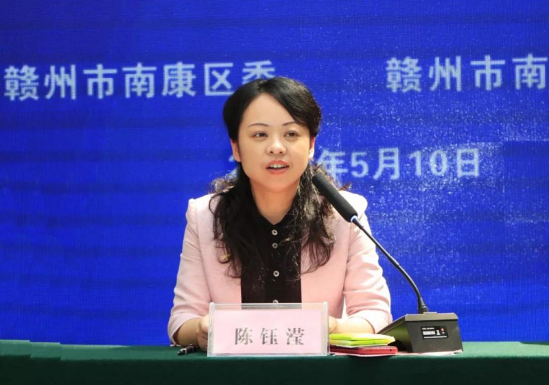 區委副書記陳鈺瀅介紹中國（贛州）第六屆家具產業博覽會有關情況并答記者問（楊曉明 攝）