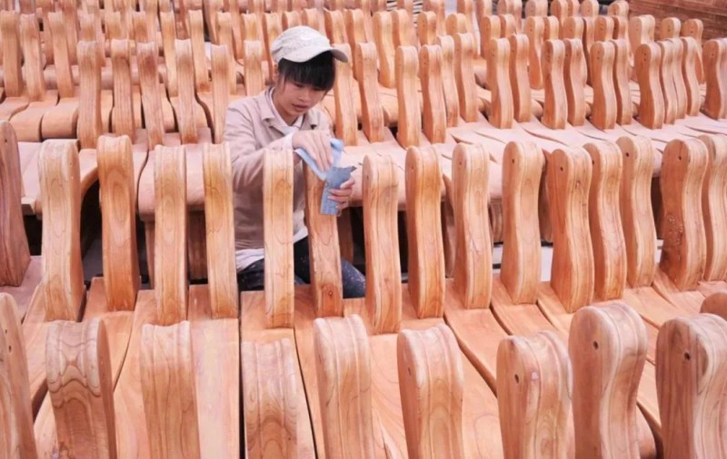 正在打磨家具部件的女工（楊曉明 攝）