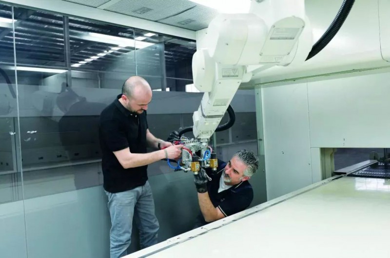 外國專家在調(diào)試噴涂設(shè)備（楊曉明  攝）