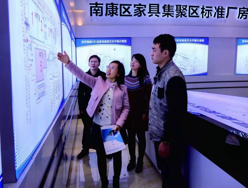 家具企業(yè)主在工作人員的指導(dǎo)下選標(biāo)準(zhǔn)廠房