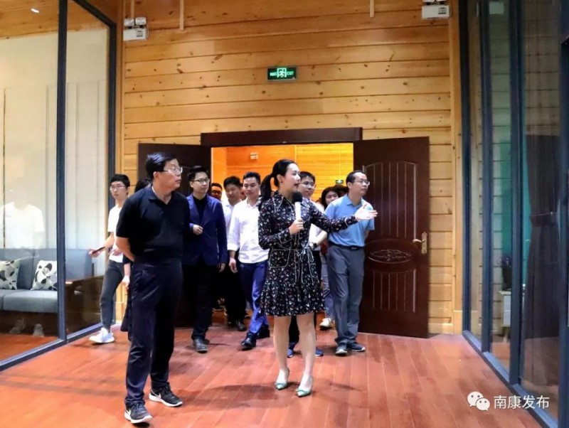 與會(huì)領(lǐng)導(dǎo)參觀直播基地