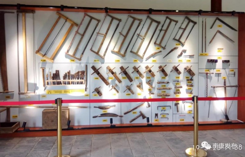 木作體驗(yàn)館內(nèi)的傳統(tǒng)木匠工具展示區(qū)