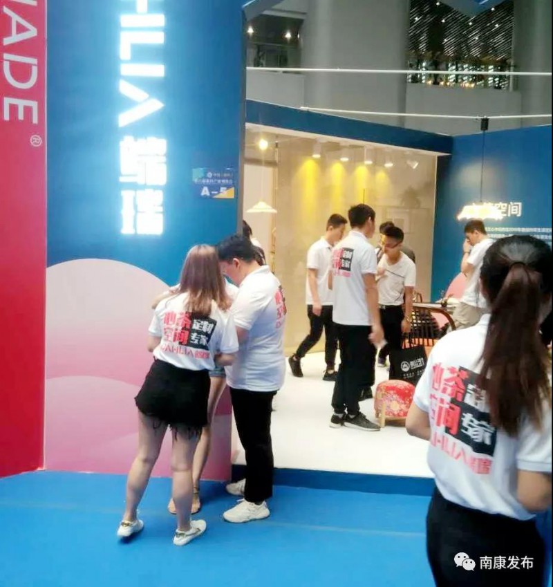 忙碌的展廳工作人員