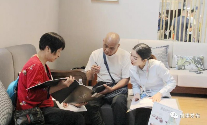 展廳負責人正給客商介紹自家產品2