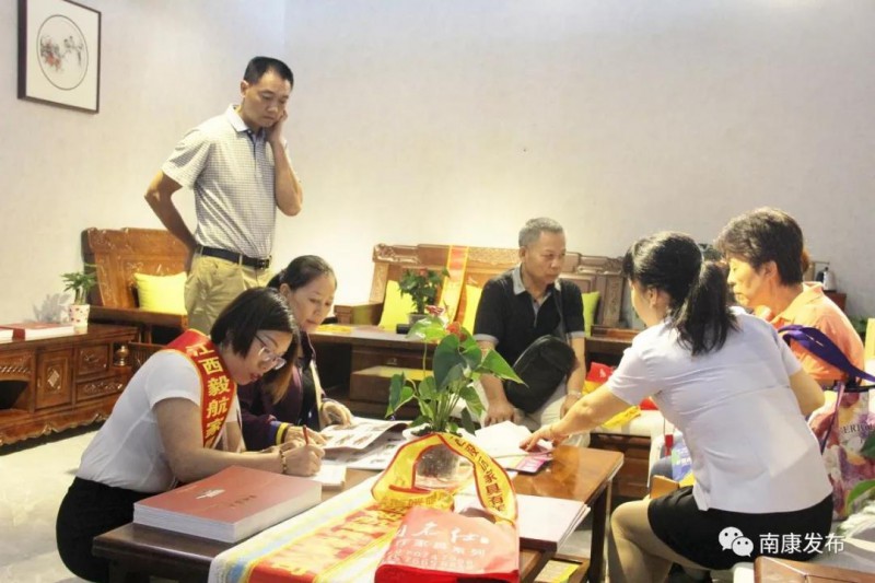 一家人齊上陣挑選家具