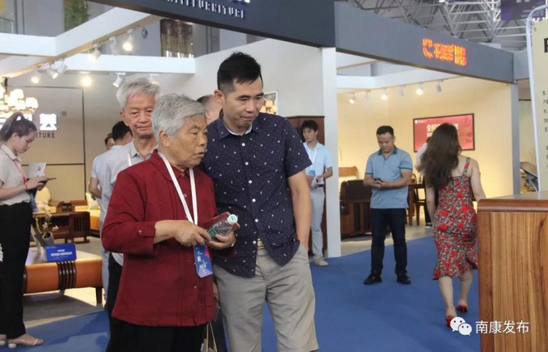 一家人齊上陣挑選家具2