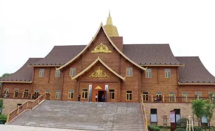 位于小鎮(zhèn)木屋區(qū)的南康家具工業(yè)設(shè)計(jì)中心