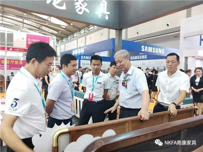行業領導嘉賓參觀南康家具展區1