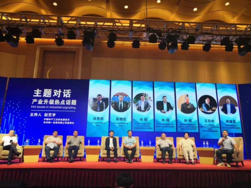 南康區家具協會會長顧建廈在臨沂出席第六屆世界人造板大會