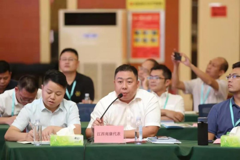 南康區家具協會會長顧建廈、執行秘書長楊劍和三家南康企業作為江西南康代表出席峰會并推介南康家具產業