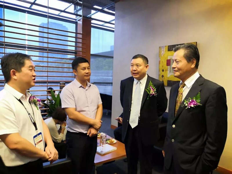 開幕式上，區家具產業促進局負責人李慶偉、副局長劉濤、區家具協會會長顧建廈