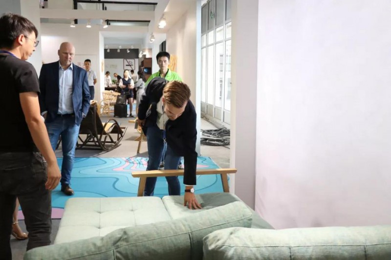 這位帥帥的長腿歐巴在親身體驗后表示很喜歡南康家具2