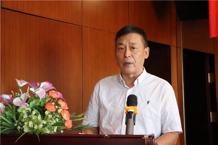 江西省家具協(xié)會(huì)會(huì)長(zhǎng)劉偉作上半年工作總結(jié)