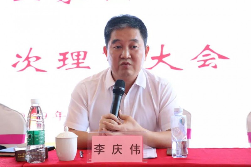 南康區(qū)家具產(chǎn)業(yè)促進局局長李慶偉出席會議