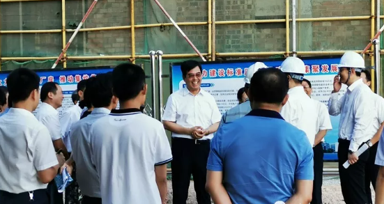 江西省委副書記李炳軍深入南康家具集聚區鏡壩標準廠房項目調研