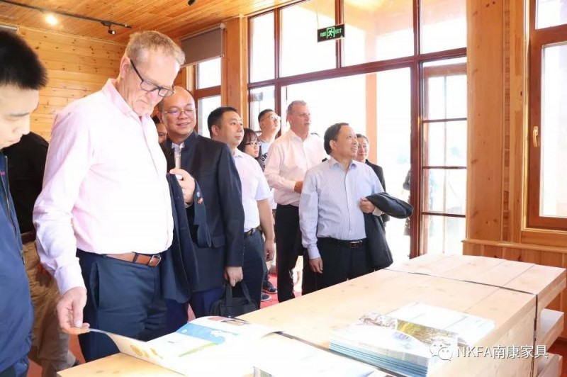 中國教育國際交流協會國際職業代表團一行考察南康家具產業
