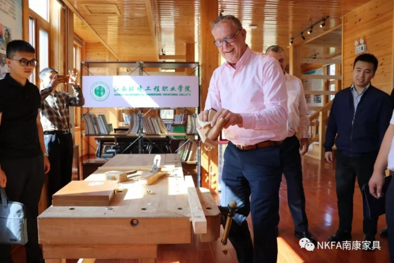 中國教育國際交流協會國際職業代表團一行考察南康家具產業4