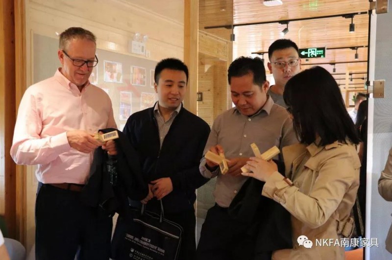中國教育國際交流協會國際職業代表團一行考察南康家具產業6