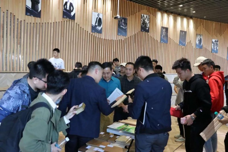 交流團一行還特地帶來了木材樣板2