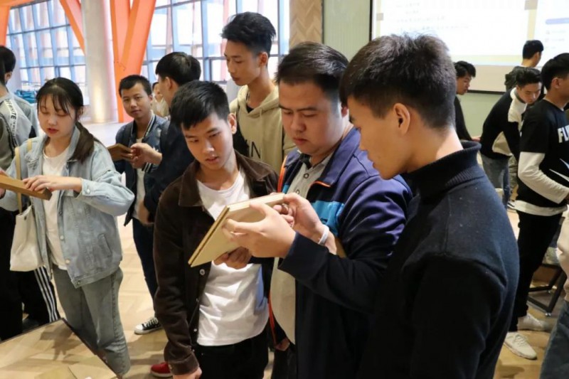 交流團一行還特地帶來了木材樣板3