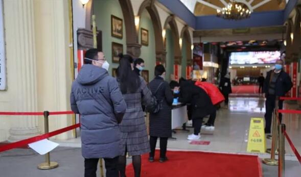 部分商家正在按照要求依次排隊做進(jìn)場檢查