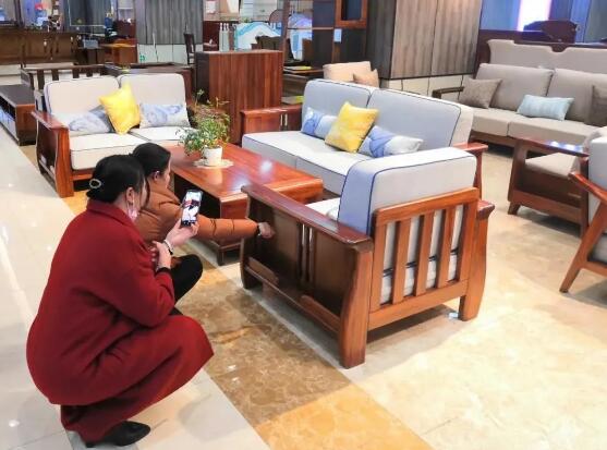 開啟線上直播,導(dǎo)購變“主播小姐姐”