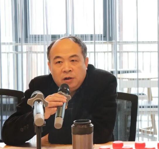 區(qū)民營(yíng)企業(yè)管理局局長(zhǎng)龍偉在會(huì)上講話