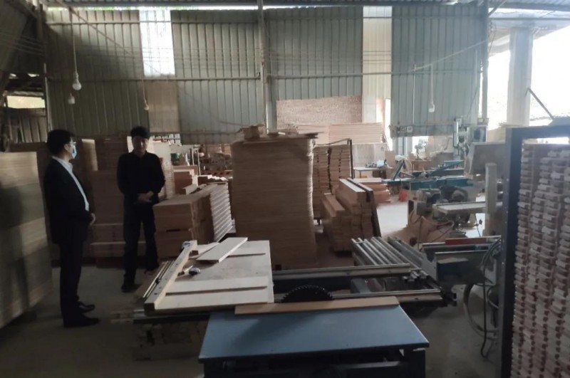 工作人員走進退役軍人李德凌所工作的家具廠，了解他目前的就業情況