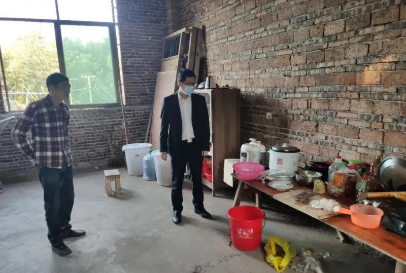 工作人員對李德凌的一日三餐、宿舍等進行了查看關心