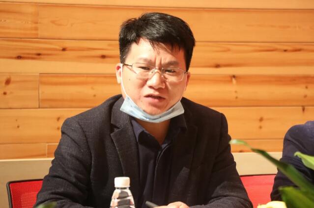 區(qū)退役軍人事務局局長鄒杰勇在會上發(fā)言