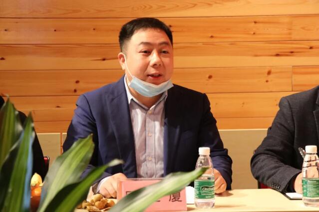 區(qū)家具協(xié)會會長顧建廈在會上發(fā)言